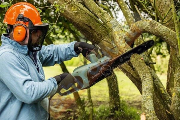 Bosch UniversalChain 35 Zincirli Ağaç Kesme Makinesi