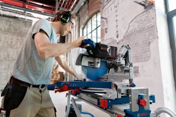 Bosch Profesyonel Seri Bosch Professional GCM 18V-305 GDC (Solo) Akülü Gönye Kesme Makinesi